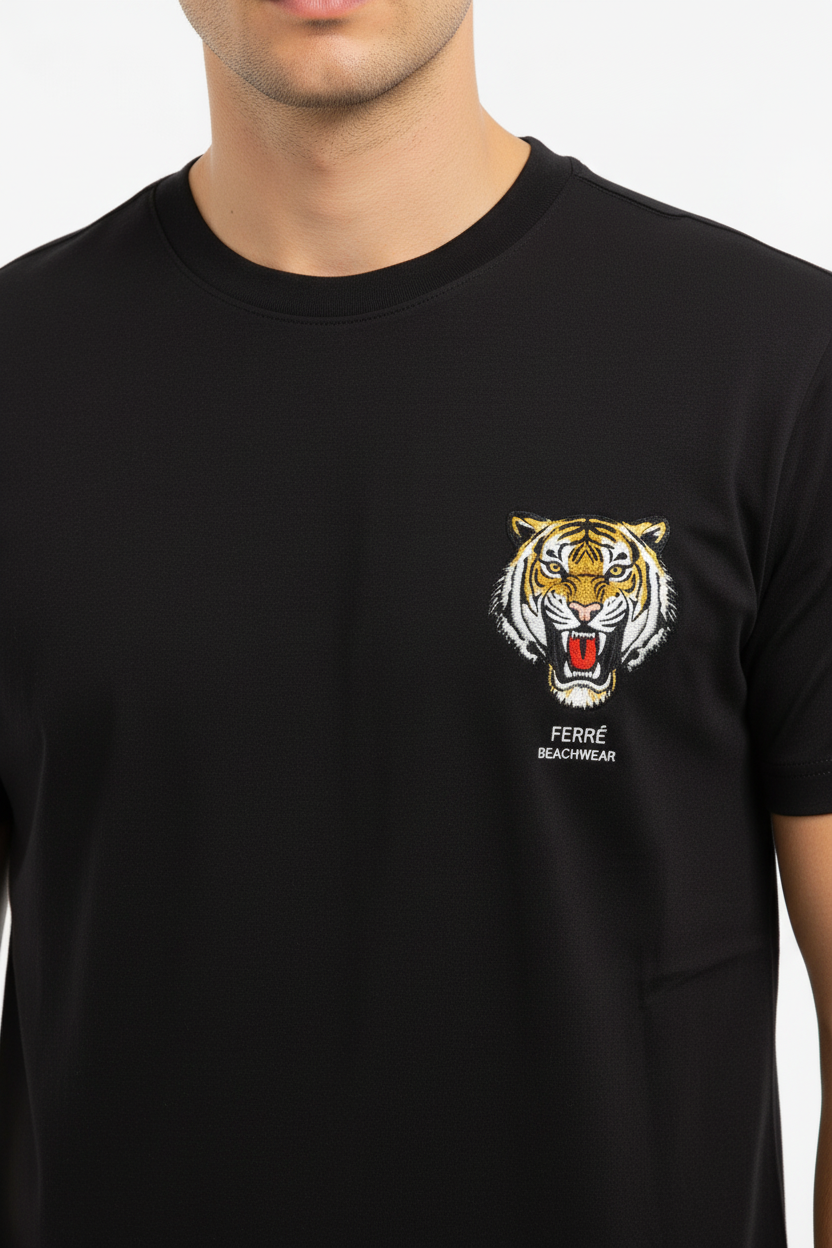Ferrè T-shirt nera modello close-up